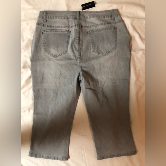 ASHLEY STEWART DISTRESSED CAPRI JEANS SIZE: 14 - Picture 3 of 6